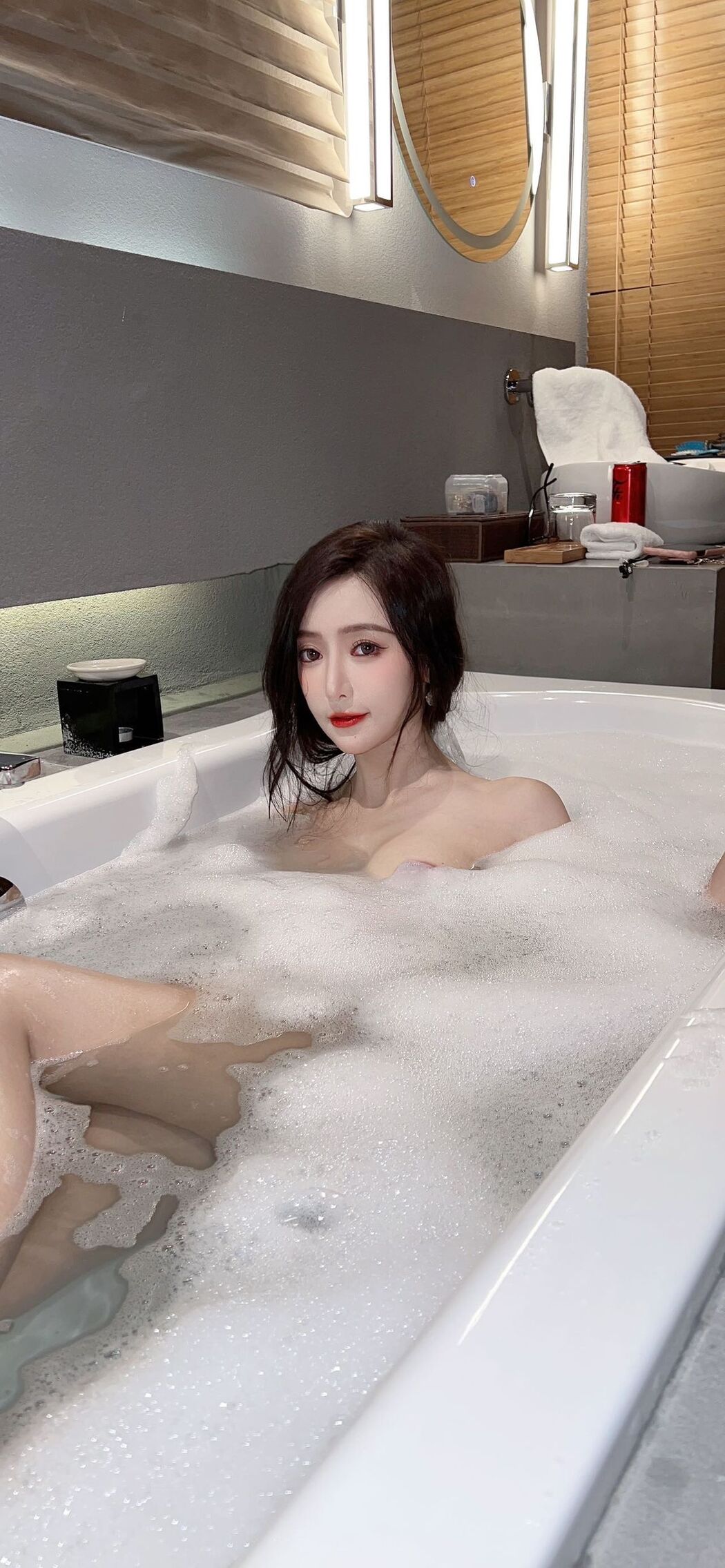 XR Uncensored Wang Xin Yao Yanni 王馨瑶Yanni &#8211; R18 秀人网模特 浴缸泡泡 (57P &#8211; 6V)