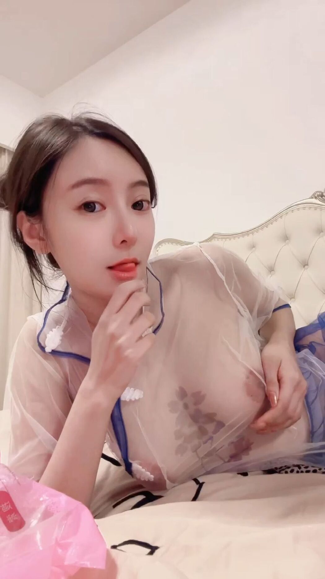 XR Uncensored Wang Xin Yao Yanni 王馨瑶Yanni &#8211; R18 秀人网模特 浴缸泡泡 (57P &#8211; 6V)