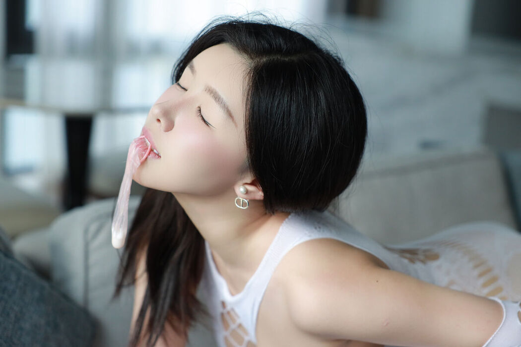 XR Uncensored Tang Pian Pian 唐翩翩 &#8211; R18 秀人网模特 白色蕾丝 (78P &#8211; 1V)