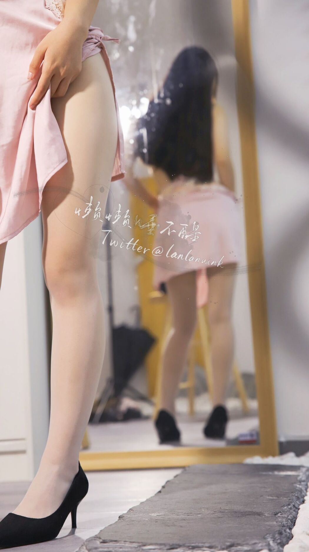 Coser@懒懒睡不醒 &#8211; 和闺蜜一起弹力摇 Part1 (46P &#8211; 33V)