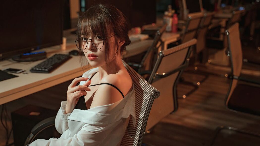 Coser@草莓味奈奈兔 – 办公教师 无水印 (43P – 13V)