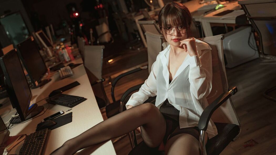 Coser@草莓味奈奈兔 – 办公教师 无水印 (43P – 13V)