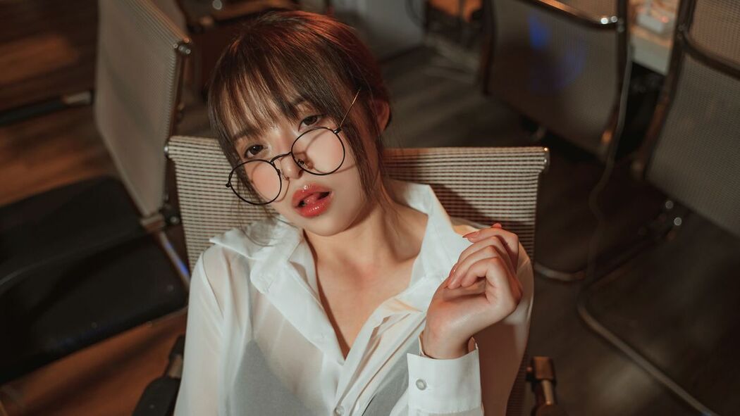 Coser@草莓味奈奈兔 – 办公教师 无水印 (43P – 13V)