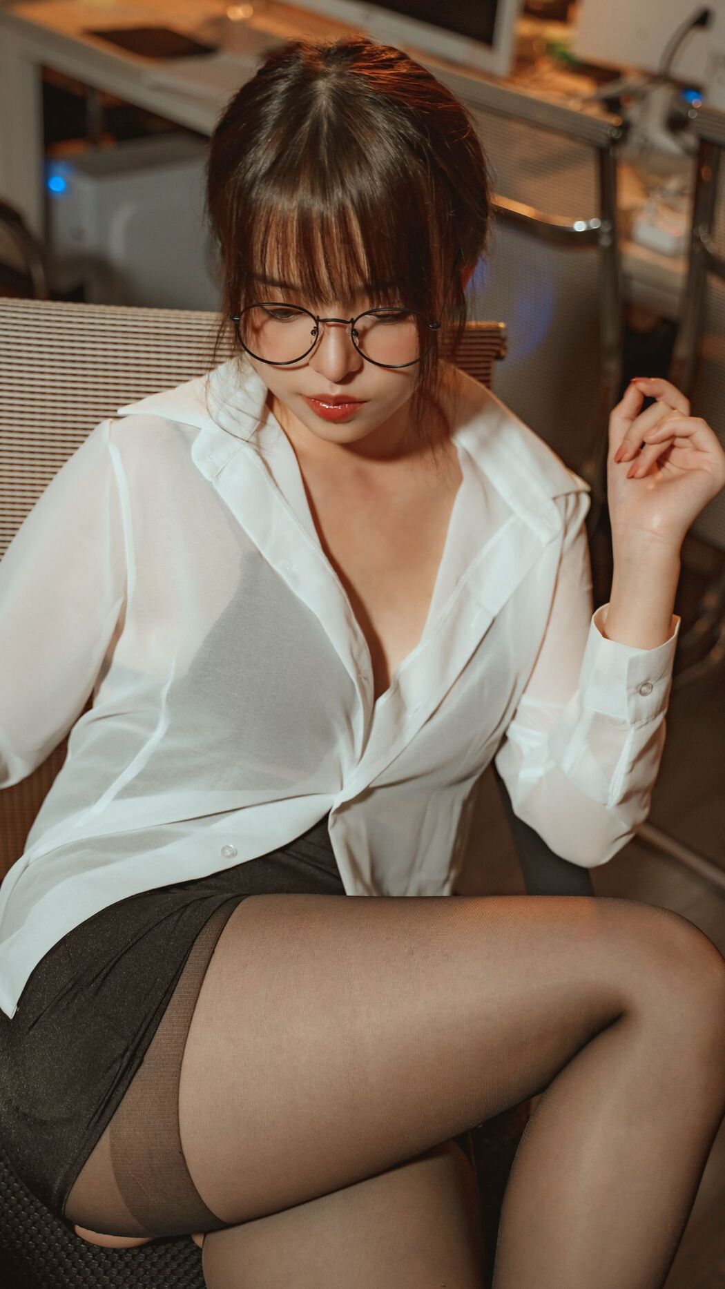 Coser@草莓味奈奈兔 – 办公教师 无水印 (43P – 13V)