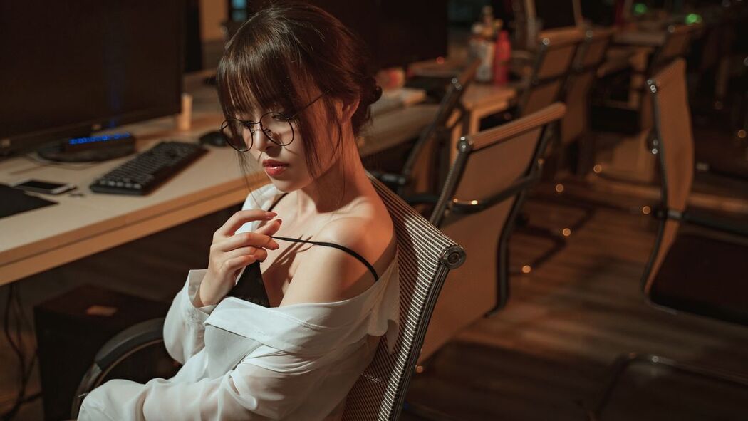 Coser@草莓味奈奈兔 – 办公教师 无水印 (43P – 13V)