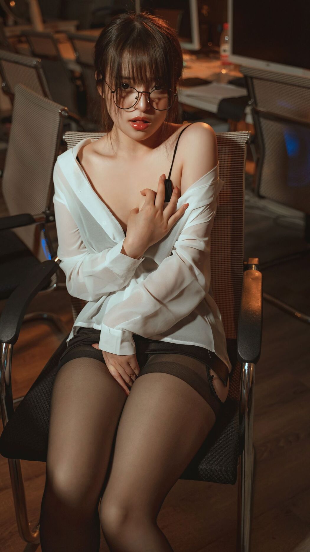 Coser@草莓味奈奈兔 – 办公教师 无水印 (43P – 13V)