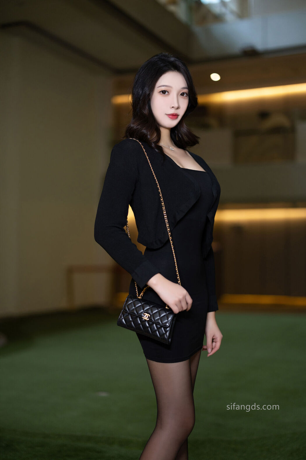 XR Uncensored Zheng Ying Shan 郑颖姗 – R18 秀人网模特 情迷黑丝 (89P – 8V)
