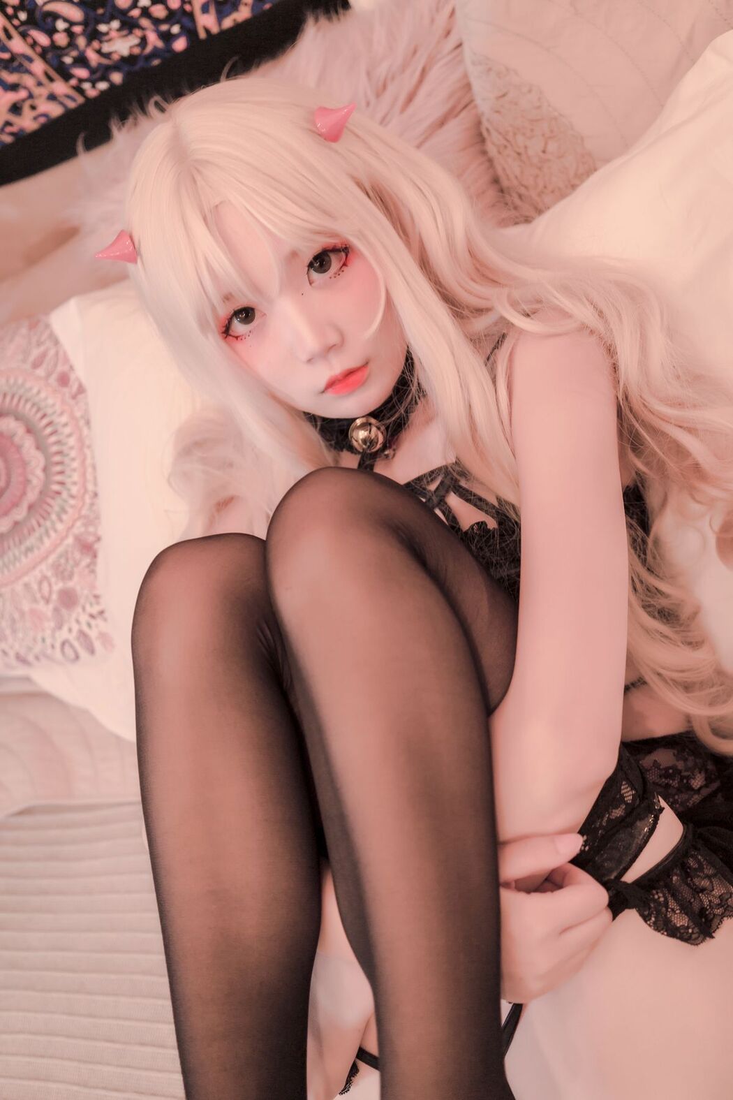 Coser@五更百鬼 – 圣女 吊带黑丝 (61P)