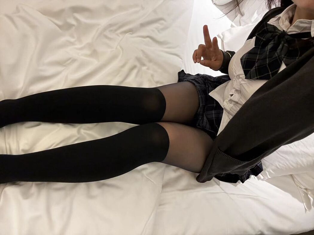 Coser@软软酱 – 白虎萝莉私拍户外露出 (60P – 160V)