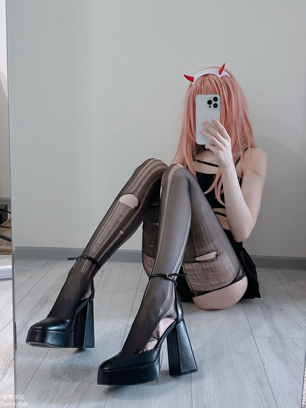 Coser@zzzsunvi &#8211; 顶级Cos白虎萝莉美女 治愈系少女的温馨日常 Part02 (64P)