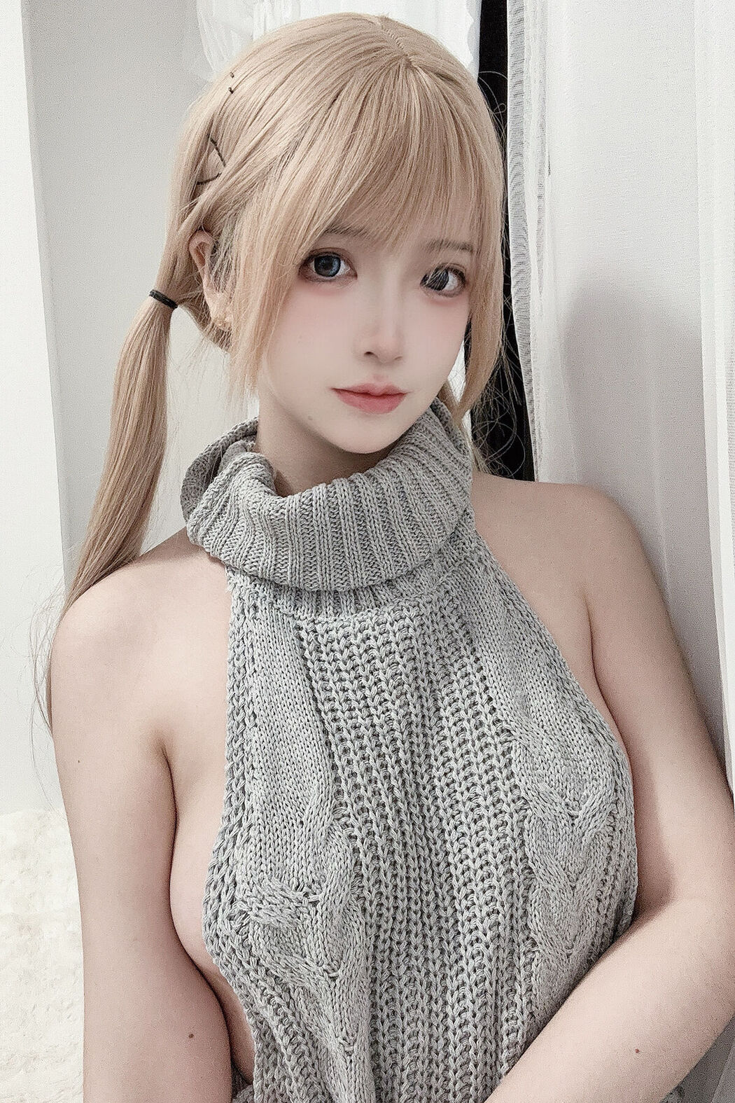 Coser@疯猫ss – 露背毛衣 (16P) Cover Photo