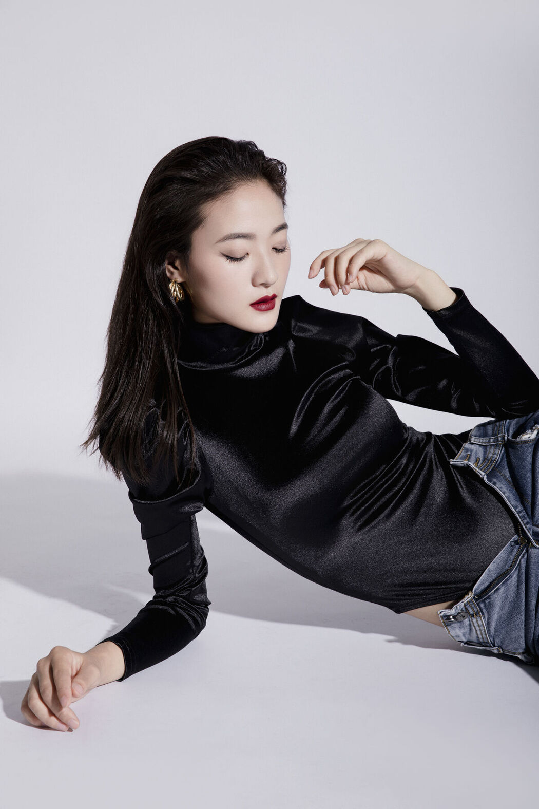 YiTuYu艺图语 Vol.8323 周旭旭 (24P)
