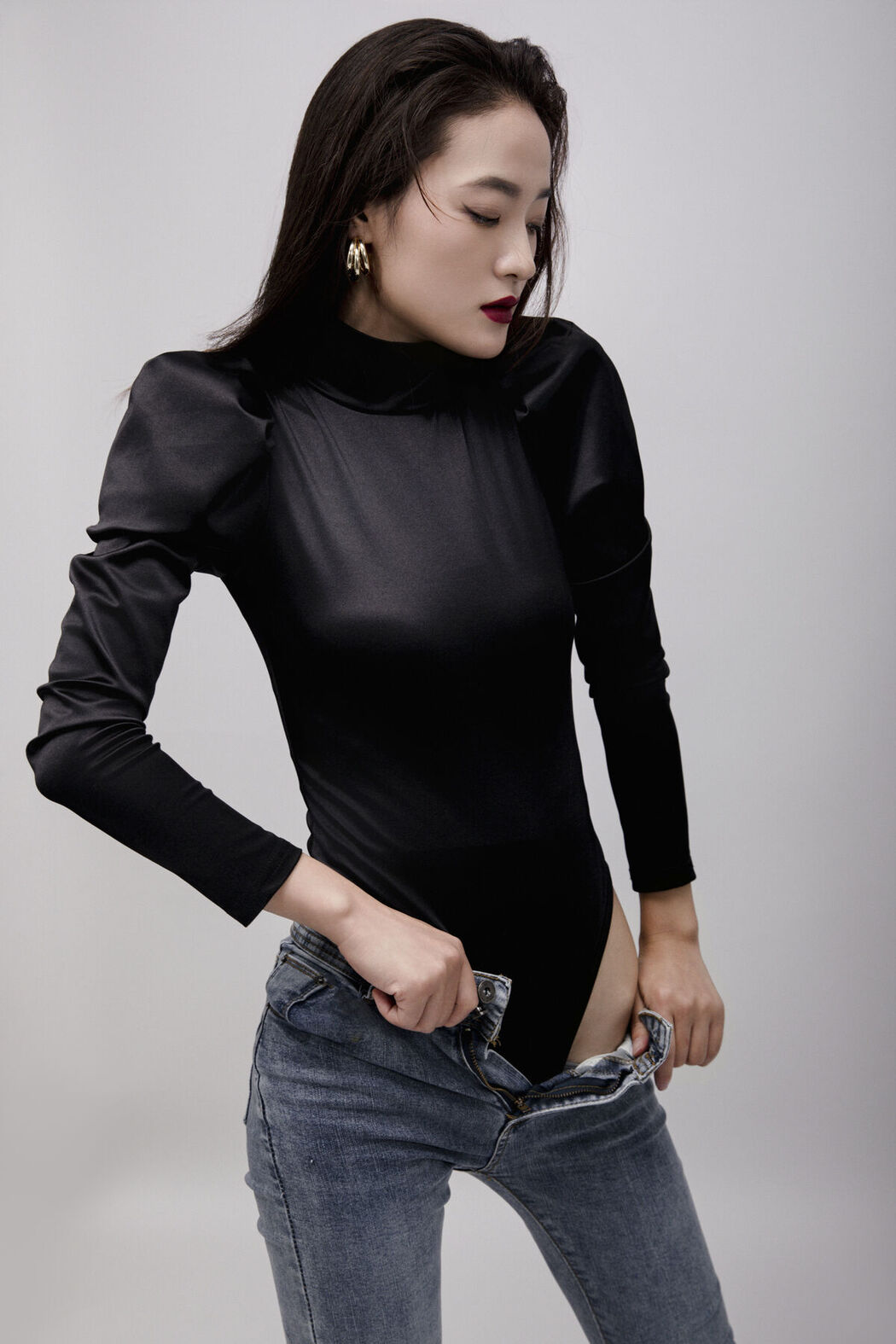 YiTuYu艺图语 Vol.8323 周旭旭 (24P)