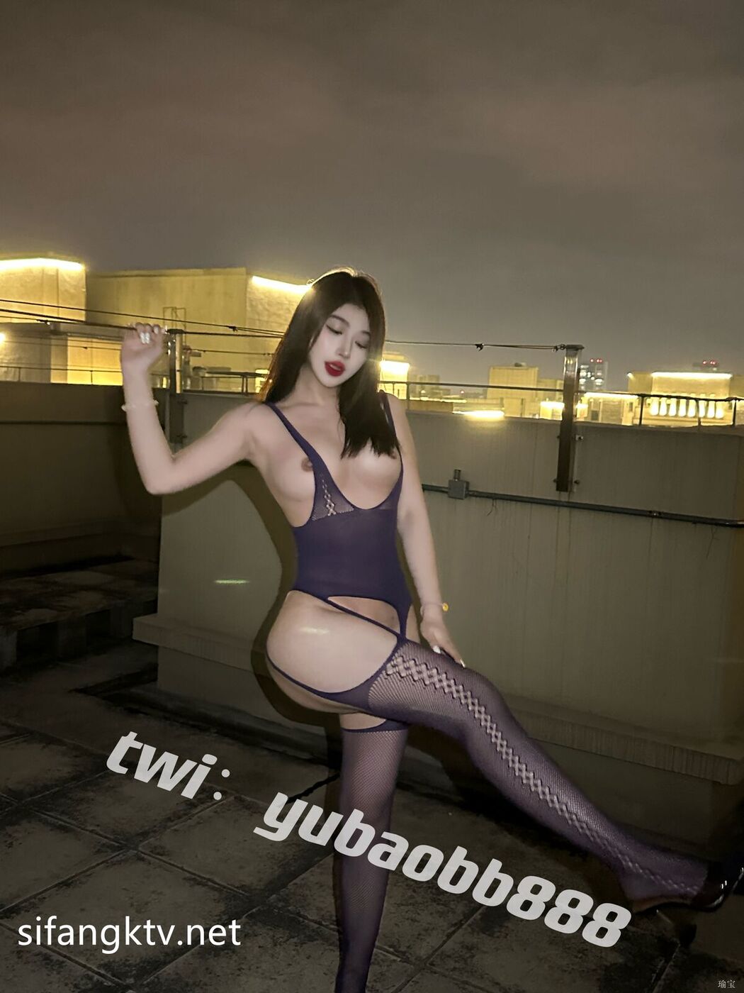 Yu Bao 瑜宝 – 9月最新露出挑战 外人眼中的女神私下就是一只小母狗 Ep.01 Part05 (65P)