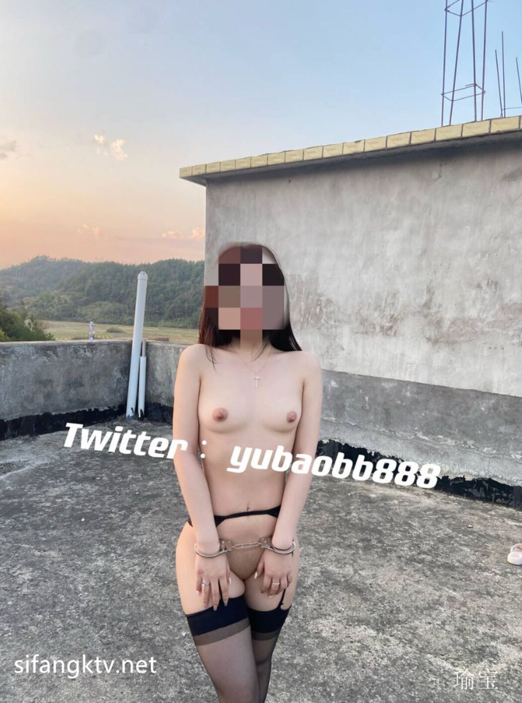 Yu Bao 瑜宝 – 9月最新露出挑战 外人眼中的女神私下就是一只小母狗 Ep.01 Part04 (65P)