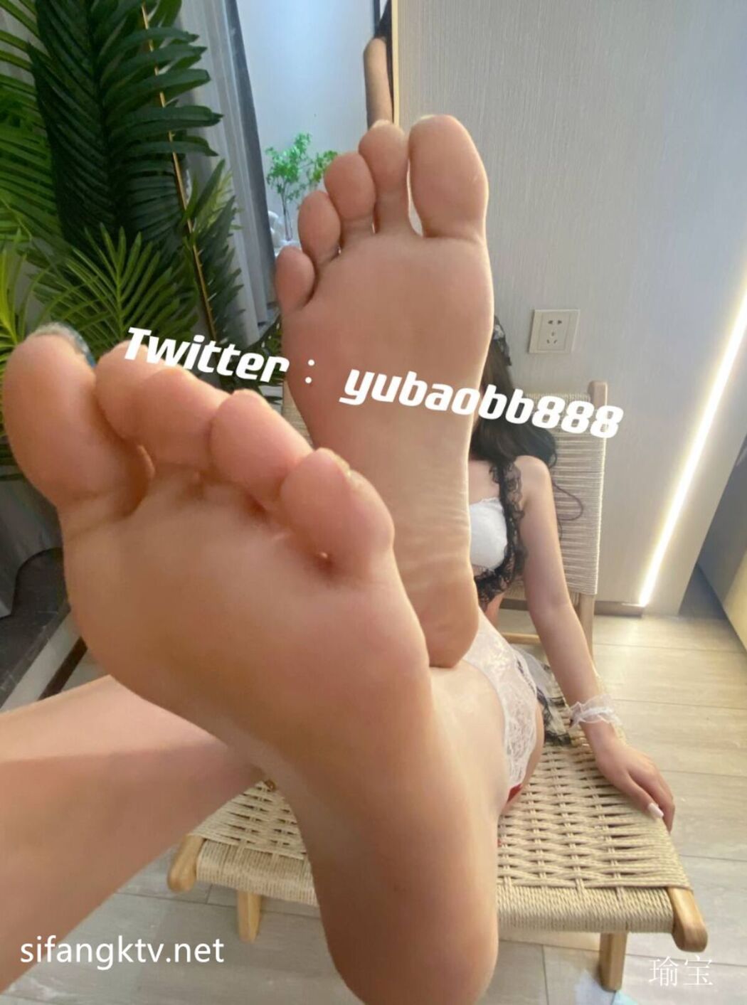 Yu Bao 瑜宝 – 9月最新露出挑战 外人眼中的女神私下就是一只小母狗 Ep.01 Part04 (65P)