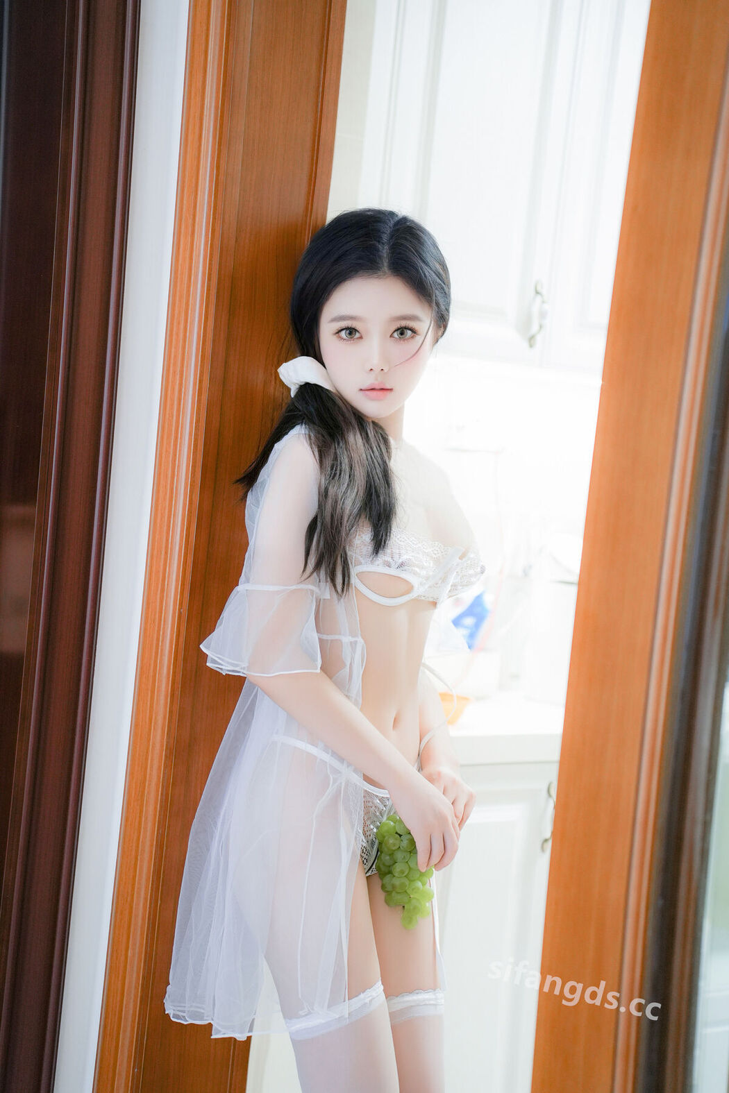 XR Uncensored Yu Nuo Nuo 于诺诺 – R18 秀人网模特 白丝厨娘 极致诱惑 Part01 (48P – 3V)