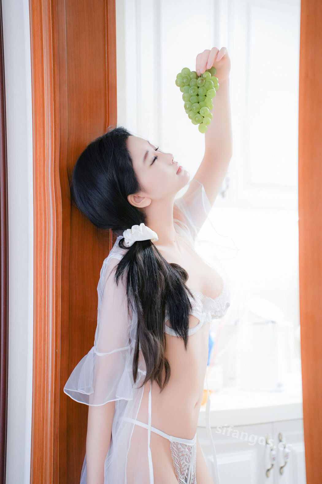 XR Uncensored Yu Nuo Nuo 于诺诺 – R18 秀人网模特 白丝厨娘 极致诱惑 Part01 (48P – 3V)