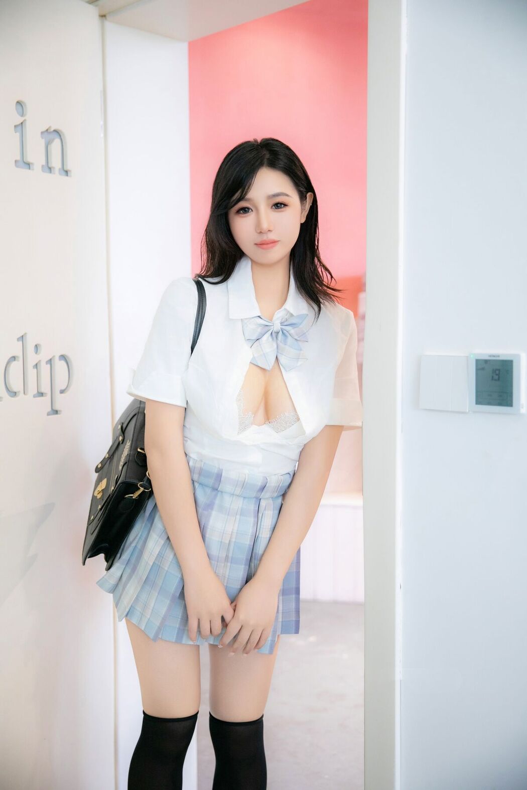 XR Uncensored Jin Xiao Yi 金小依 &#8211; R18 秀人网模特 JK学生妹 Part01 (49P &#8211; 1V)