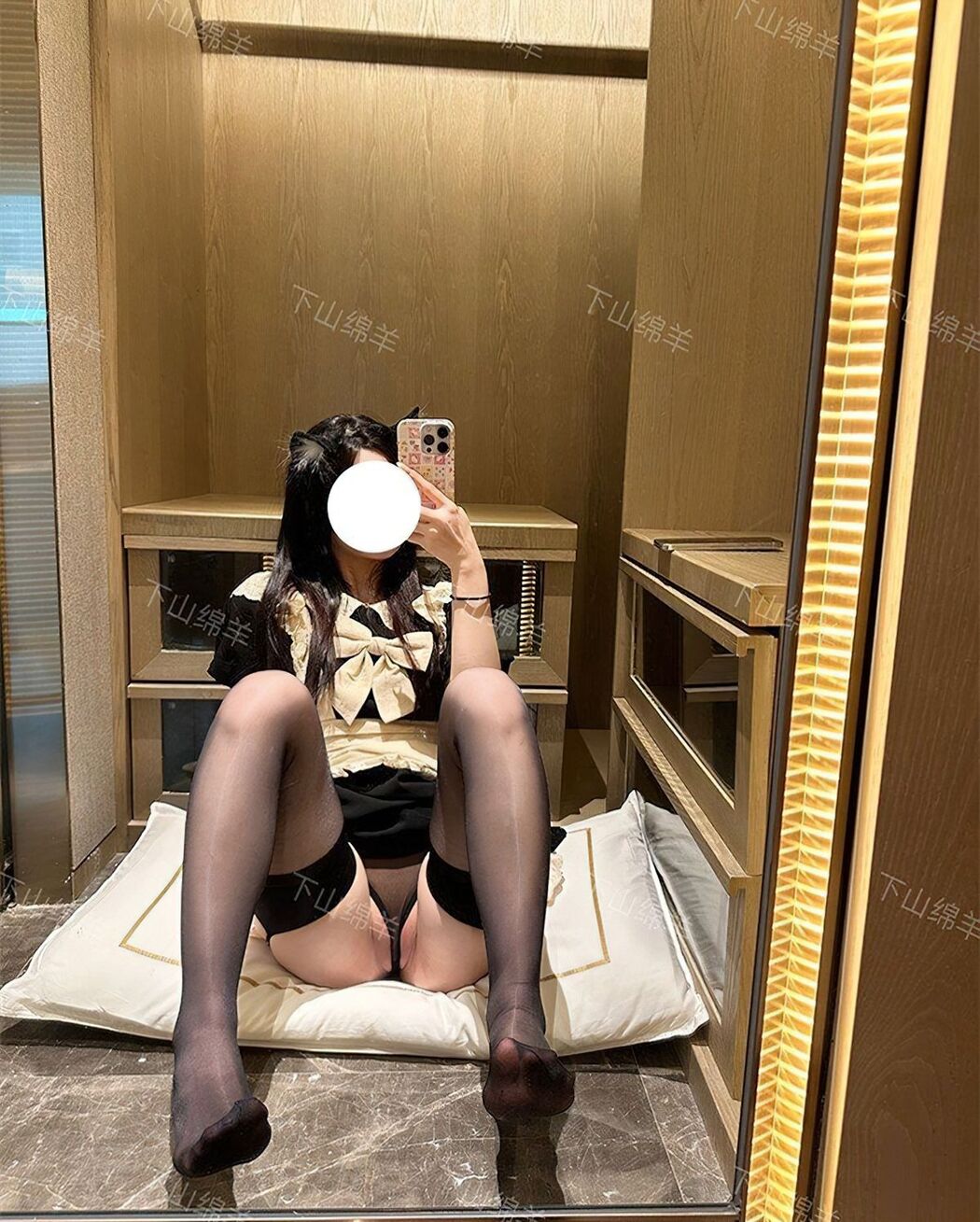 Coser@下山绵羊 &#8211; 退网的X福利姬 白嫩的萝莉 Part2 (55P)