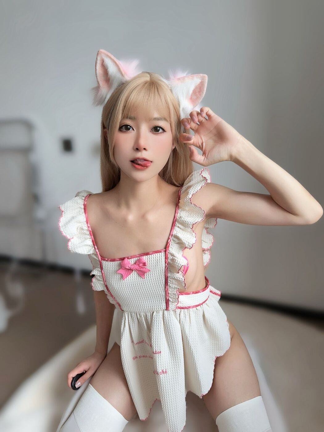 Coser@布丁大法 Pudding Dafa – 围裙猫咪 (38P – 2V)