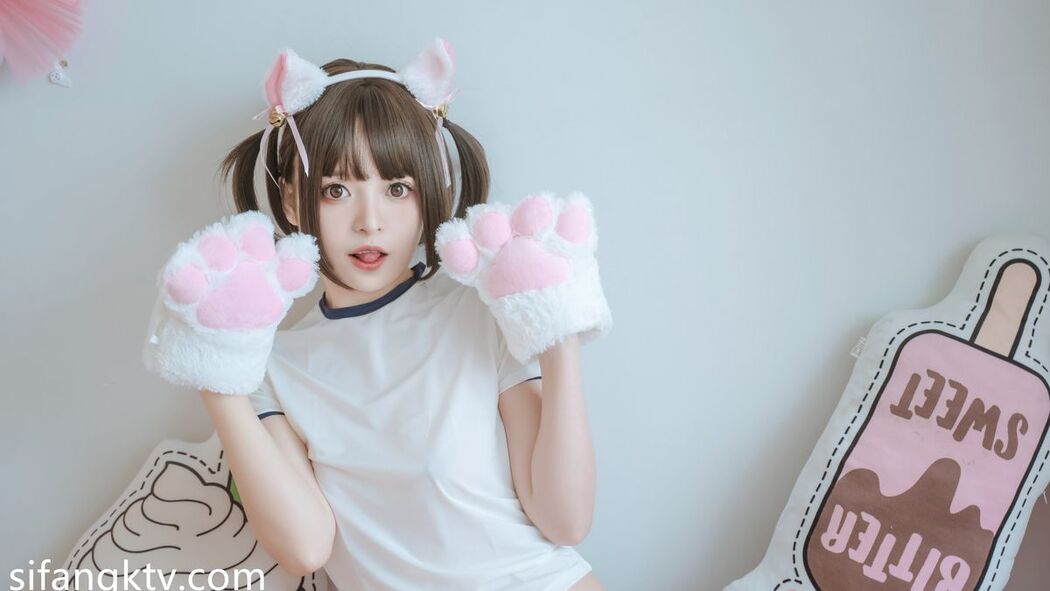Coser@草莓味奈奈兔 – 付费福利私拍合集 Part1 (55P – 21V)
