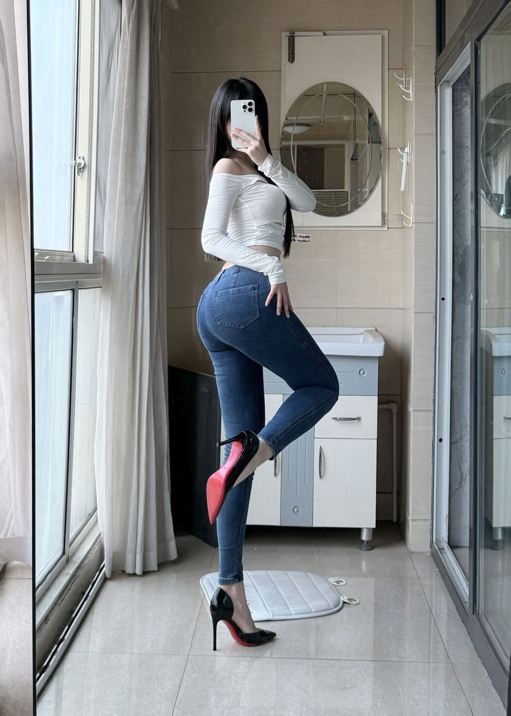 Coser@不可爱羚 – 牛仔裤 (29P – 7V)
