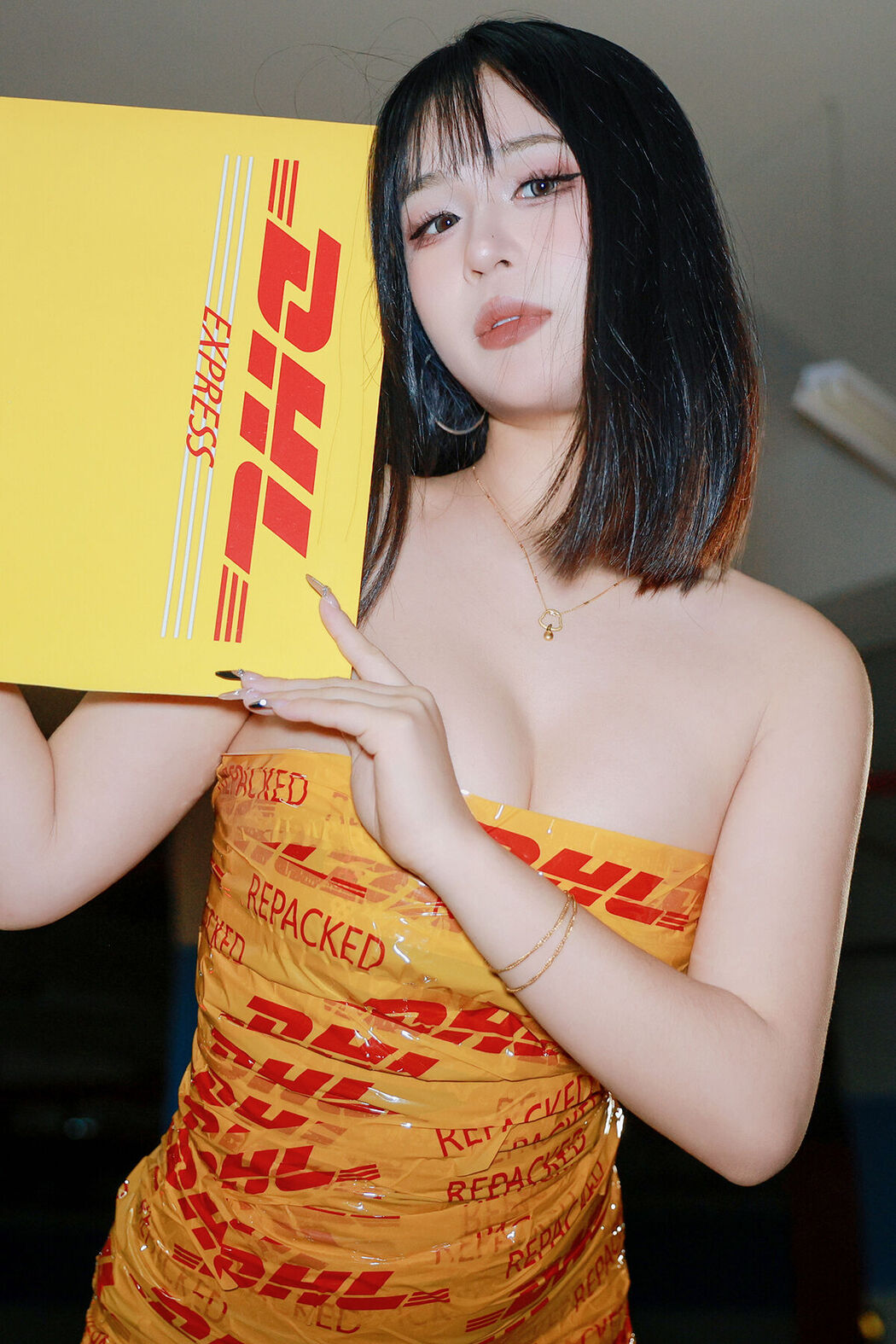 YiTuYu艺图语 Vol.8494 王哪跑 (28P) Cover Photo