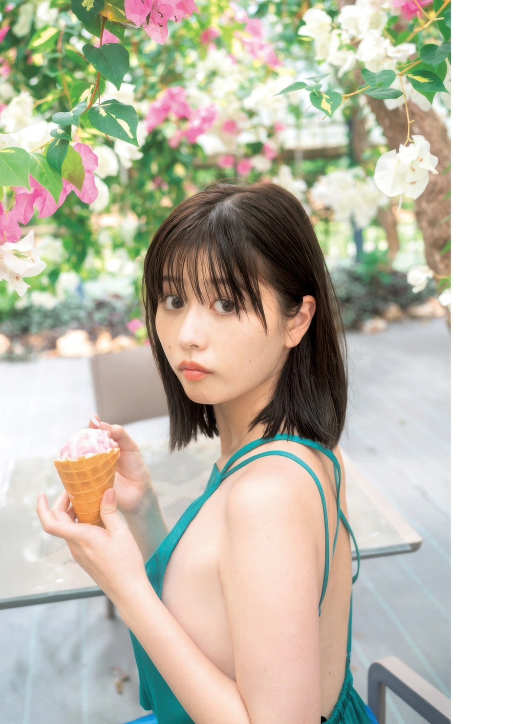Yuzuha Saeki 冴木柚葉, Young Jump 2025 No.43 (ヤングジャンプ 2025年43号)