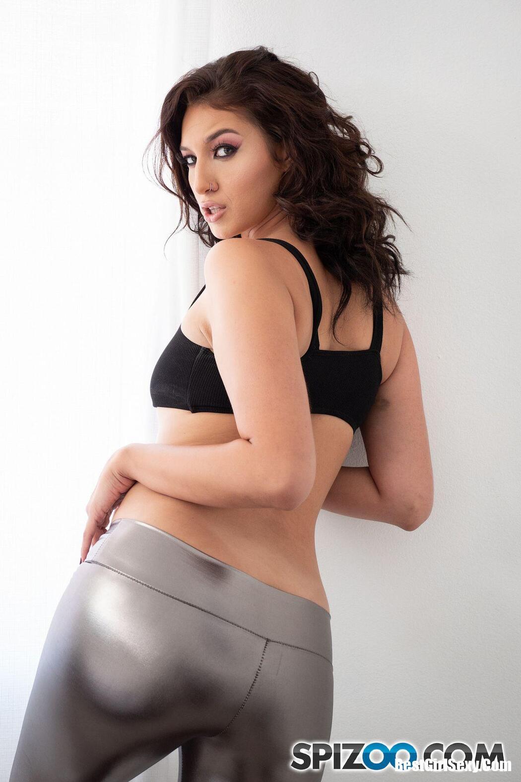 Spizoo 2020.03.11 Bella Rolland Wake Up Sex With Hot Brunette