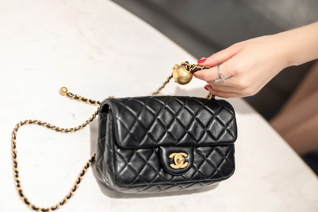 YouMi尤蜜荟 Vol.832 Nai Ping Tu Fei Yuan Ai Cuo Chou Hei Qiong