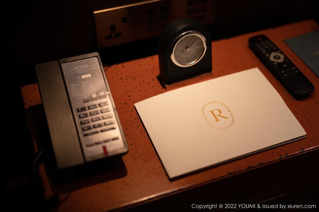 YouMi尤蜜荟 Vol.816 Nai Ping Tu Fei Yuan Ai Cuo Chou Hei Qiong