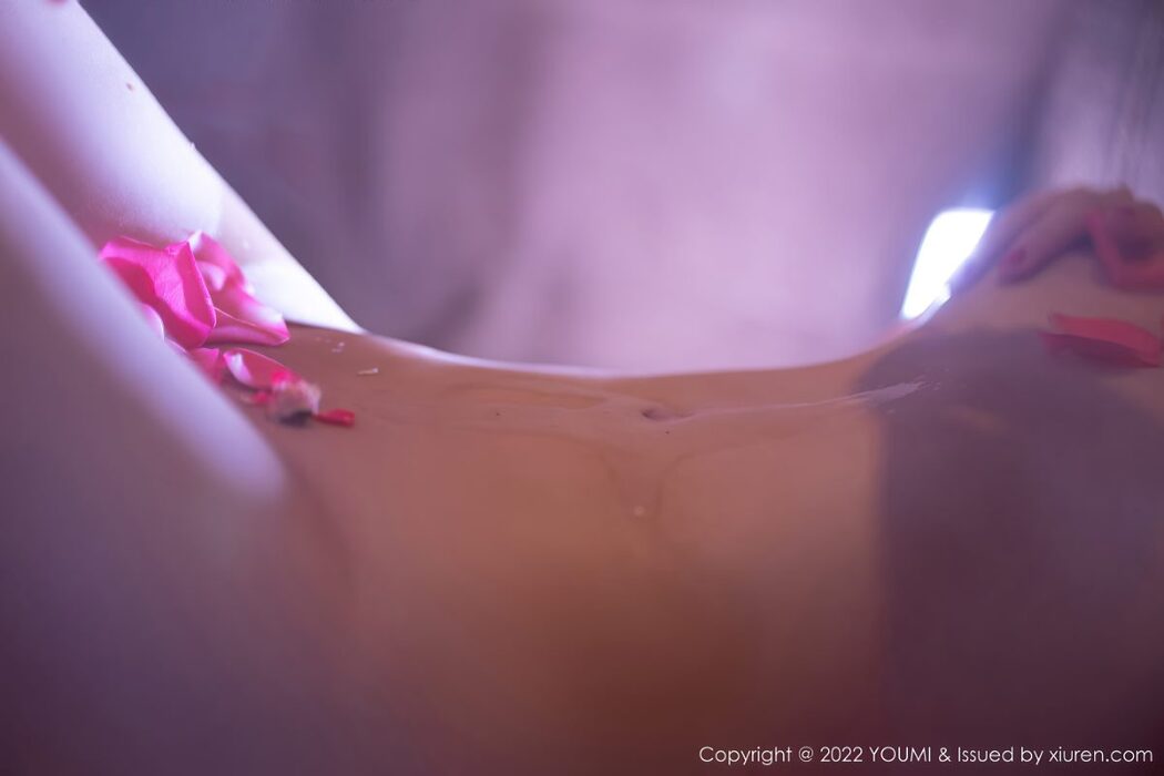 YouMi尤蜜荟 Vol.816 Nai Ping Tu Fei Yuan Ai Cuo Chou Hei Qiong