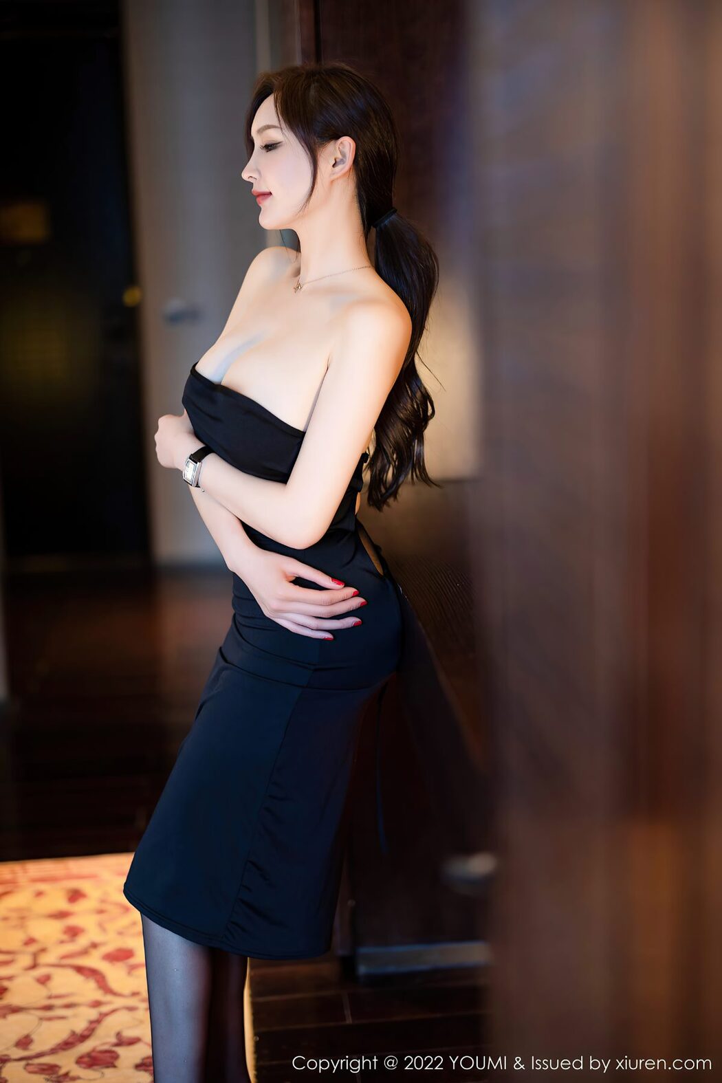 YouMi尤蜜荟 Vol.817 Nai Ping Tu Fei Yuan Ai Cuo Chou Hei Qiong