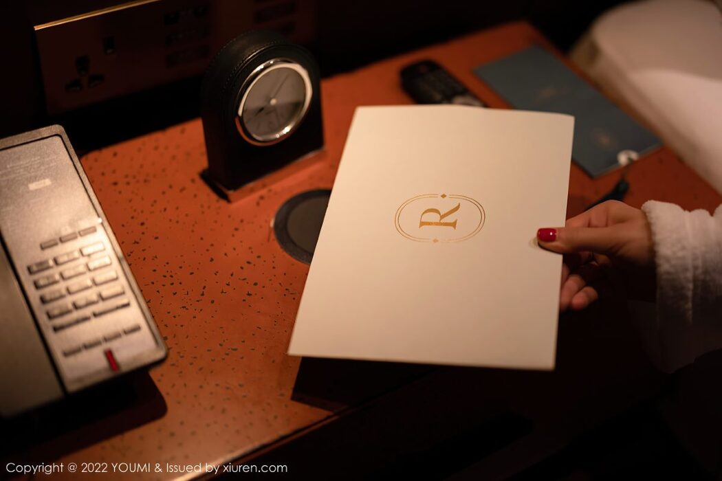 YouMi尤蜜荟 Vol.816 Nai Ping Tu Fei Yuan Ai Cuo Chou Hei Qiong