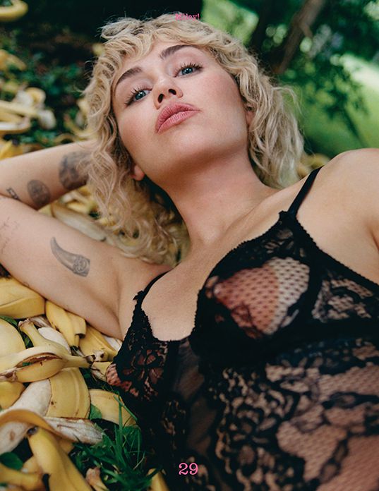 Η Miley Cyrus topless … για το interview magazine !