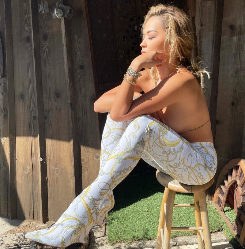 Η Rita Ora … topless με sideboob !