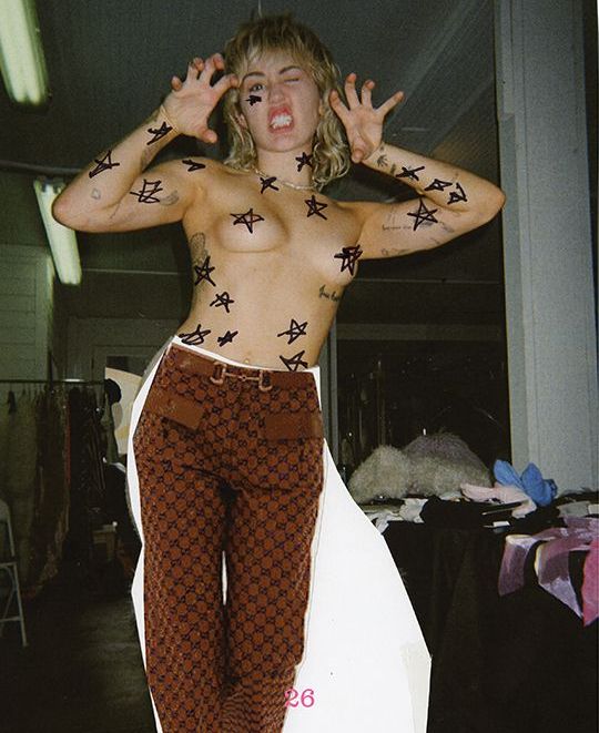Η Miley Cyrus topless … για το interview magazine !