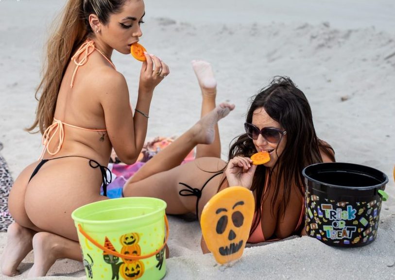 H Claudia Romani και η φίλη της … με thong !
