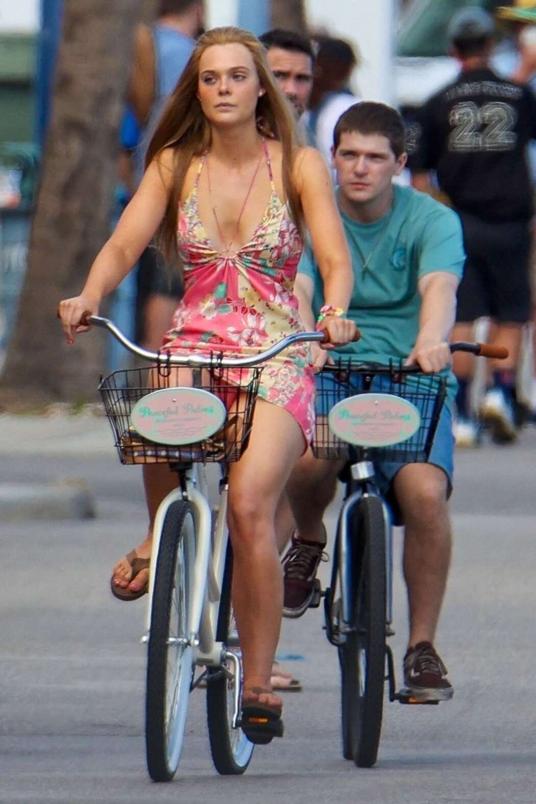 Elle Fanning … Pink Upskirt !