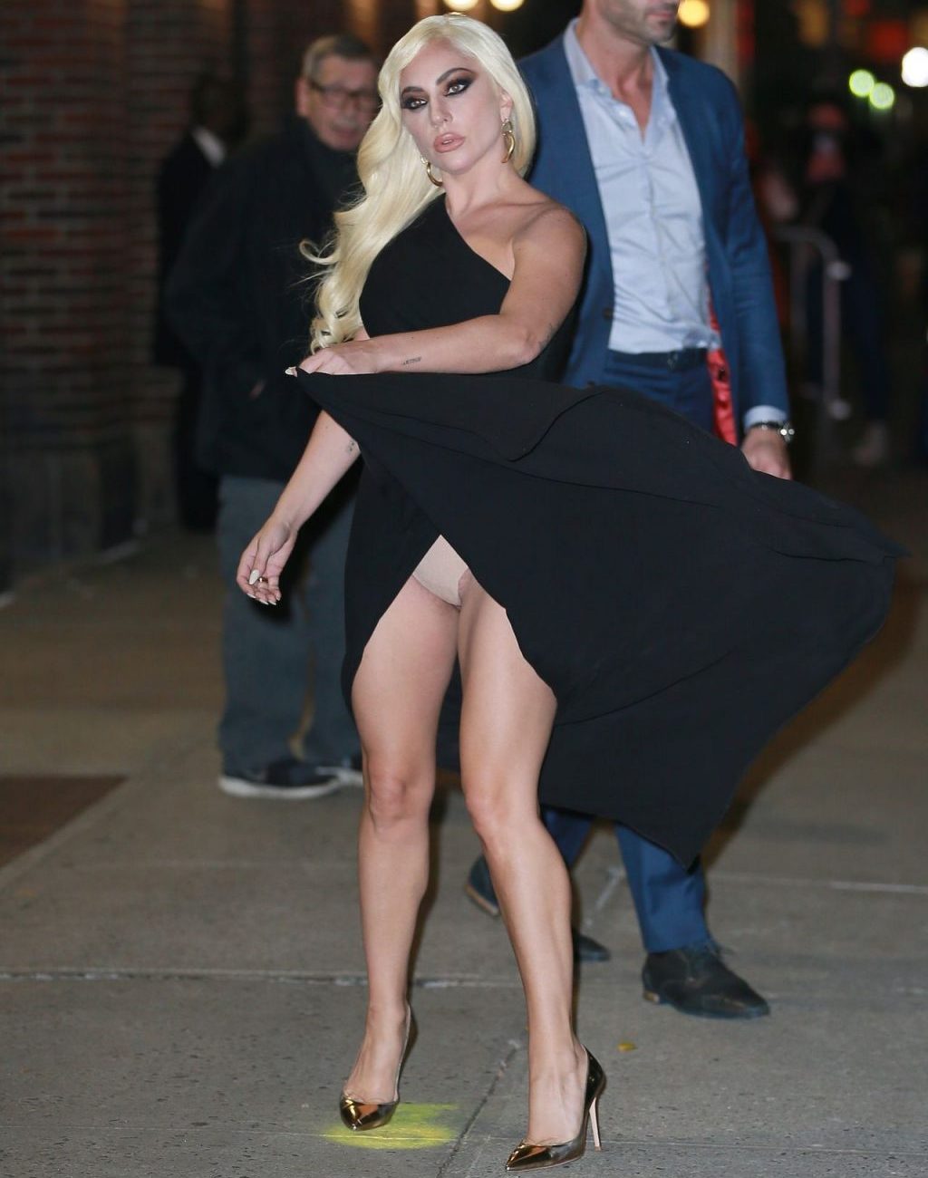 H Lady Gaga με αποκαλυπτικό upskirt … σε βραδυνή της έξοδο!