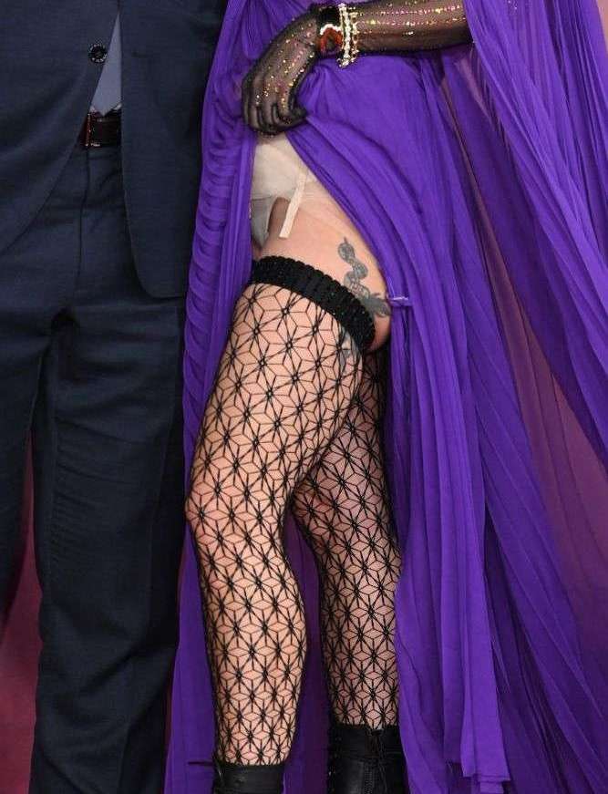 H Lady Gaga με seethrough upskirt … και ζαρτιέρες !