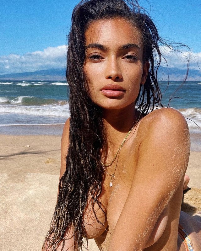 To super model της Victoria’s Secret Kelly Gale … topless ! Cover Photo