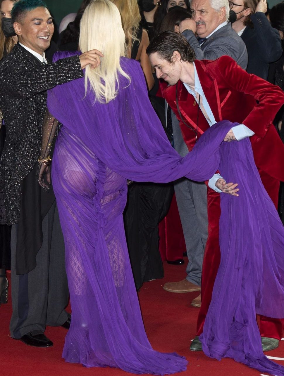 H Lady Gaga με seethrough upskirt … και ζαρτιέρες !