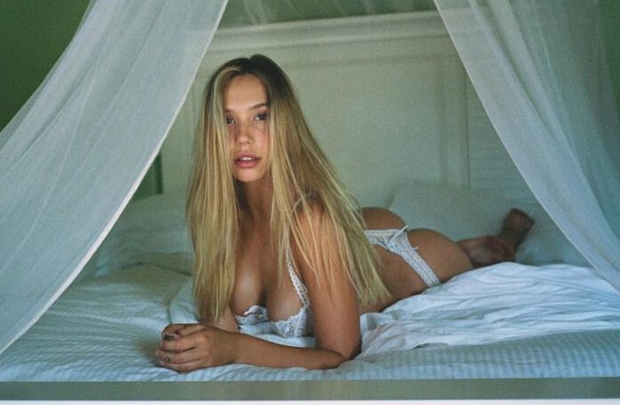 Alexis Ren Beautiful in a Photoshoot !
