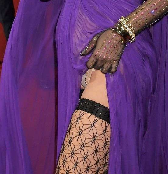 H Lady Gaga με seethrough upskirt … και ζαρτιέρες ! Cover Photo