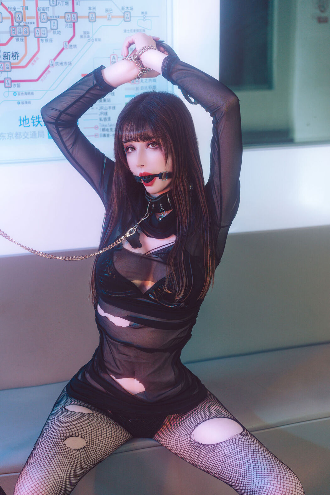 Coser@鹿八岁 – 地铁の调教 (66P)