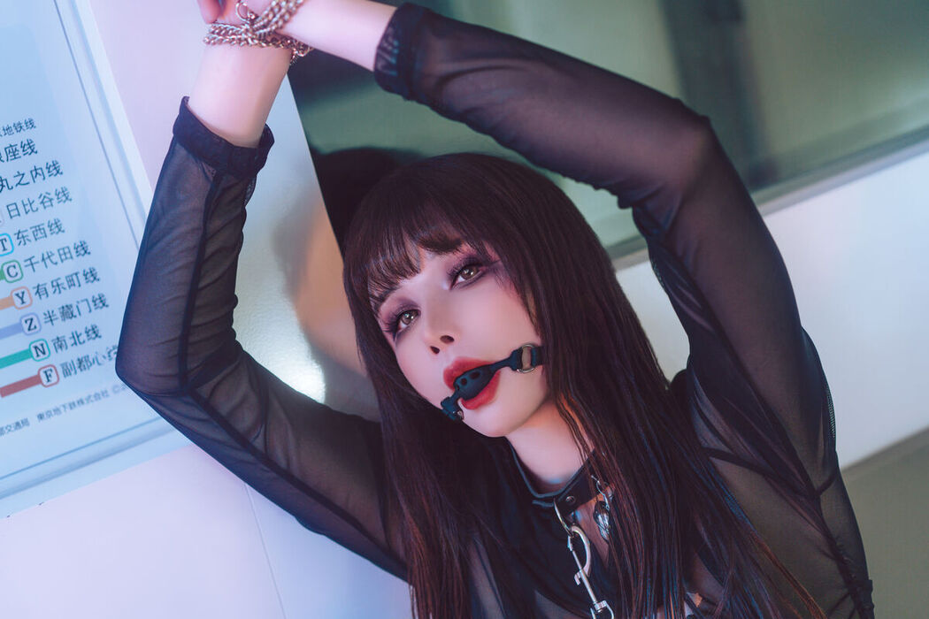 Coser@鹿八岁 – 地铁の调教 (66P)