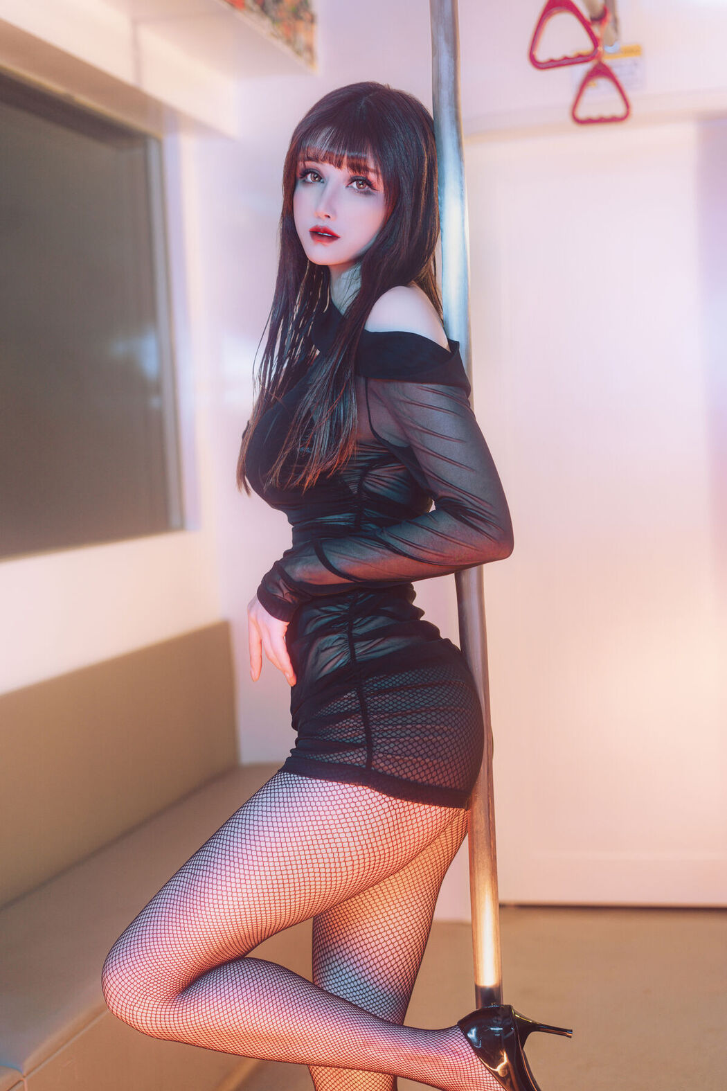 Coser@鹿八岁 – 地铁の调教 (66P)
