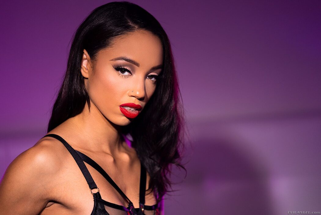 Alexis Tae In Pink Bunghole Gapes And Get Juice From A Cum Facial